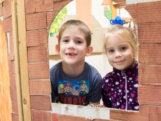 Kézműves foglalkozás a könyvtárban - fotó: Ónodi Zoltán