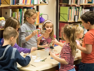 Kézműves foglalkozás a könyvtárban - fotó: Ónodi Zoltán