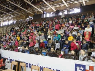 Bogármese a gyerekeknek a sportcsarnokban - fotó: Ónodi Zoltán