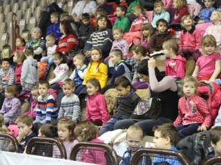 Bogármese a gyerekeknek a sportcsarnokban - fotó: Ónodi Zoltán