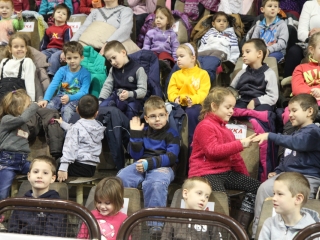 Bogármese a gyerekeknek a sportcsarnokban - fotó: Ónodi Zoltán