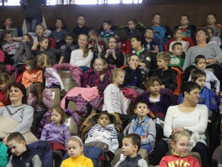 Bogármese a gyerekeknek a sportcsarnokban - fotó: Ónodi Zoltán