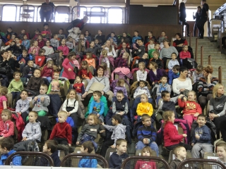 Bogármese a gyerekeknek a sportcsarnokban - fotó: Ónodi Zoltán