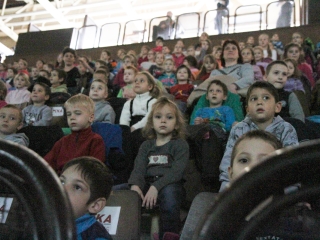 Bogármese a gyerekeknek a sportcsarnokban - fotó: Ónodi Zoltán