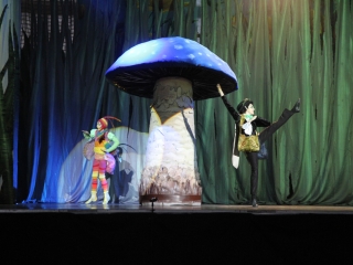 Bogármese a gyerekeknek a sportcsarnokban - fotó: Ónodi Zoltán