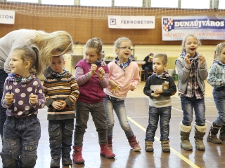 Jótékony Angyalok a sportcsarnokban - fotó: Sándor Judit