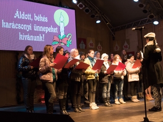Adventi forgatag a főtéren - fotó: Ónodi Zoltán