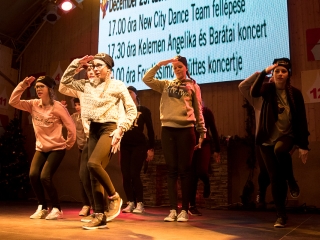 Adventi forgatag a főtéren - fotó: Ónodi Zoltán