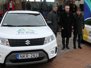 Rio Klub - Autóátadás a főtéren - fotó: Sándor Judit