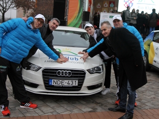 Rio Klub - Autóátadás a főtéren - fotó: Sándor Judit