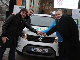 Rio Klub - Autóátadás a főtéren - fotó: Sándor Judit