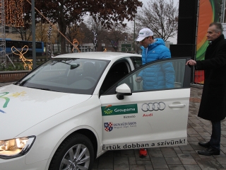 Rio Klub - Autóátadás a főtéren - fotó: Sándor Judit