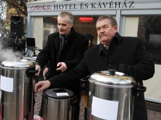 A Fidesz helyi szervezeténk jótékonysági akciója a szülőszoba felújításáért - fotó: Sándor Judit