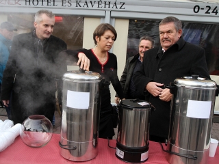 A Fidesz helyi szervezeténk jótékonysági akciója a szülőszoba felújításáért - fotó: Sándor Judit