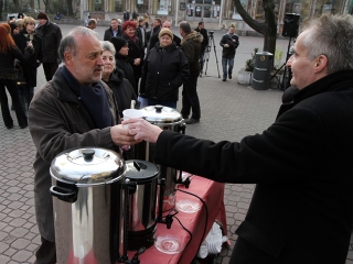 A Fidesz helyi szervezeténk jótékonysági akciója a szülőszoba felújításáért - fotó: Sándor Judit