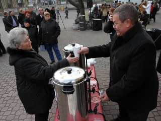 A Fidesz helyi szervezeténk jótékonysági akciója a szülőszoba felújításáért - fotó: Sándor Judit