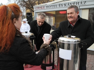A Fidesz helyi szervezeténk jótékonysági akciója a szülőszoba felújításáért - fotó: Sándor Judit