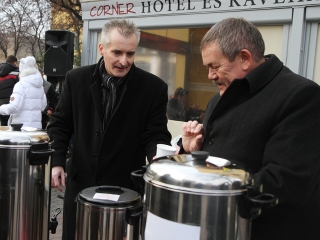 A Fidesz helyi szervezeténk jótékonysági akciója a szülőszoba felújításáért - fotó: Sándor Judit