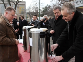 A Fidesz helyi szervezeténk jótékonysági akciója a szülőszoba felújításáért - fotó: Sándor Judit
