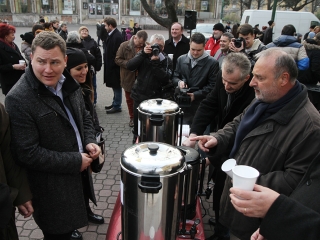A Fidesz helyi szervezeténk jótékonysági akciója a szülőszoba felújításáért - fotó: Sándor Judit