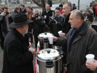 A Fidesz helyi szervezeténk jótékonysági akciója a szülőszoba felújításáért - fotó: Sándor Judit