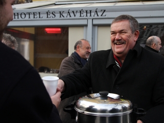 A Fidesz helyi szervezeténk jótékonysági akciója a szülőszoba felújításáért - fotó: Sándor Judit