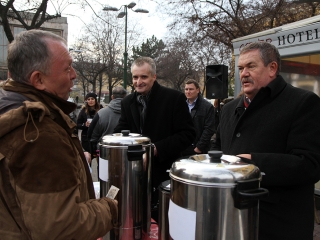 A Fidesz helyi szervezeténk jótékonysági akciója a szülőszoba felújításáért - fotó: Sándor Judit