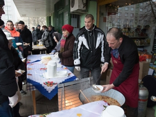 Aranyvasárnap - Advent és Ételosztás a Rómain - fotó: Ónodi Zoltán