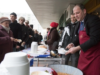 Aranyvasárnap - Advent és Ételosztás a Rómain - fotó: Ónodi Zoltán
