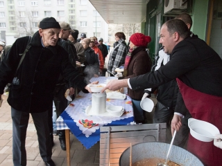 Aranyvasárnap - Advent és Ételosztás a Rómain - fotó: Ónodi Zoltán