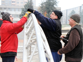 Színpadépítés - fotó: Sándor Judit