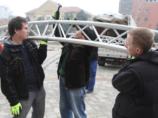 Színpadépítés - fotó: Sándor Judit