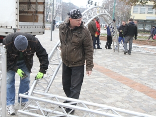 Színpadépítés - fotó: Sándor Judit