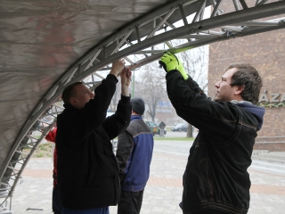 Színpadépítés - fotó: Sándor Judit