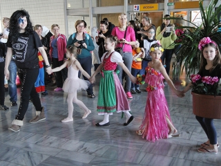 Tavaszköszöntés az uszodában - fotó: Sándor Judit