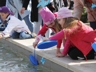 Az autizmus világnapja - Minifesztivál a főtéren - fotó: Sándor Judit