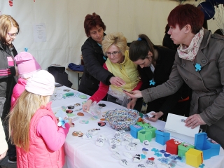 Az autizmus világnapja - Minifesztivál a főtéren - fotó: Sándor Judit