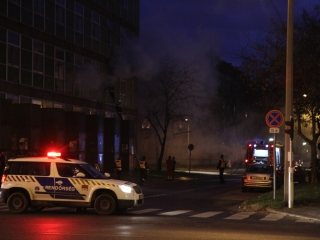 Tűzoltók oltják a zöld SZTK-t - fotó: Ónodi Zoltán