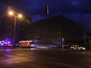 Tűzoltók oltják a zöld SZTK-t - fotó: Ónodi Zoltán