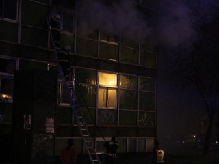 Tűzoltók oltják a zöld SZTK-t - fotó: Ónodi Zoltán