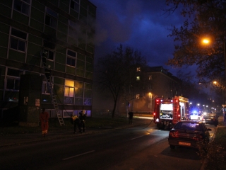 Tűzoltók oltják a zöld SZTK-t - fotó: Ónodi Zoltán