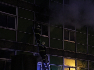 Tűzoltók oltják a zöld SZTK-t - fotó: Ónodi Zoltán