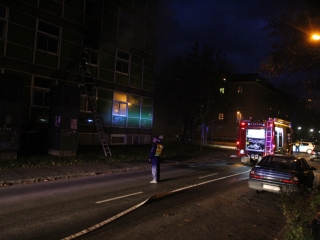 Tűzoltók oltják a zöld SZTK-t - fotó: Ónodi Zoltán