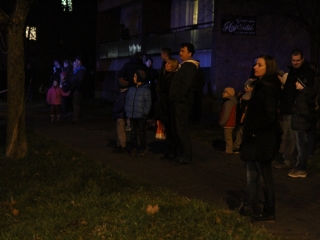 Tűzoltók oltják a zöld SZTK-t - fotó: Ónodi Zoltán