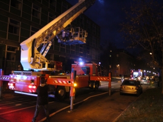 Tűzoltók oltják a zöld SZTK-t - fotó: Ónodi Zoltán