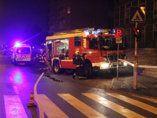 Tűzoltók oltják a zöld SZTK-t - fotó: Ónodi Zoltán