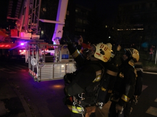 Tűzoltók oltják a zöld SZTK-t - fotó: Ónodi Zoltán