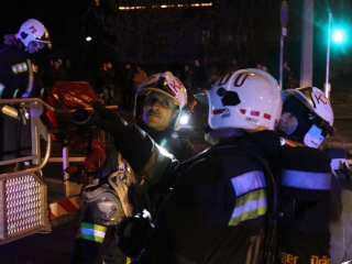 Tűzoltók oltják a zöld SZTK-t - fotó: Ónodi Zoltán