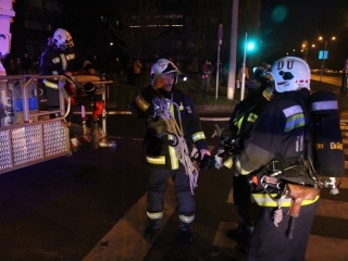 Tűzoltók oltják a zöld SZTK-t - fotó: Ónodi Zoltán