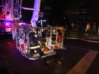 Tűzoltók oltják a zöld SZTK-t - fotó: Ónodi Zoltán